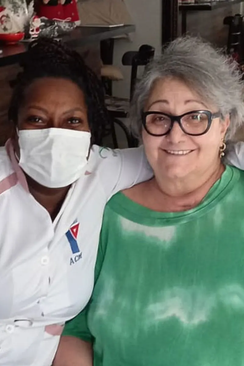 Cuidadora da Ágape & Luz em visita domiciliar