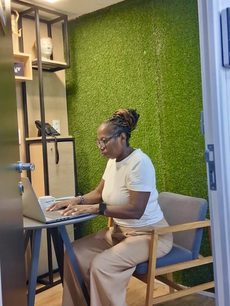 Ana Lúcia Noronha (Annalu), fundadora da Ágape & Luz Care's, em seu ambiente de trabalho