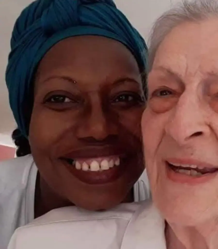Cuidadora Ágape & Luz em atendimento domiciliar